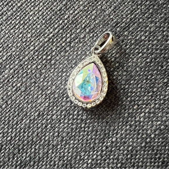 Vintage Jewelry - So pretty Silver and crystal pendant surrounded by cubic zirconia stones